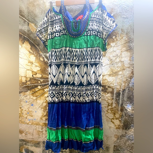 Lovely Geometric print dress in contrast Colors! With embroidered neck !!! - Picture 3 of 4